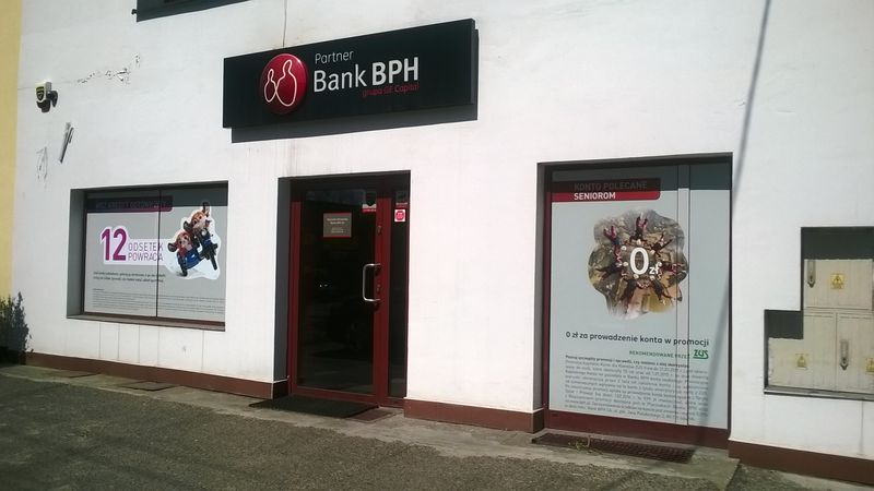 Bankowość stacjonarna w erze cyfryzacji. Relikt przeszłości czy fundament zaufania?