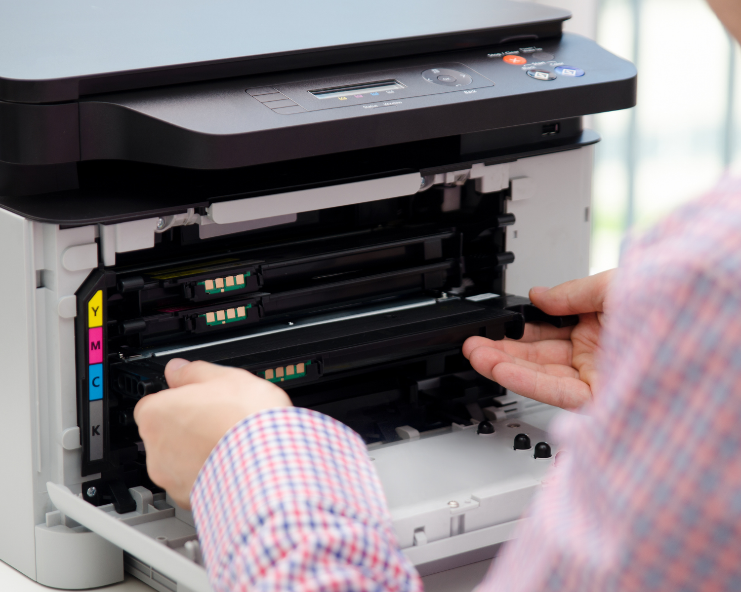 Ciągłość procesów w Twoim biurze: Jak uniknąć przestojów dzięki sprawnej infrastrukturze druku?