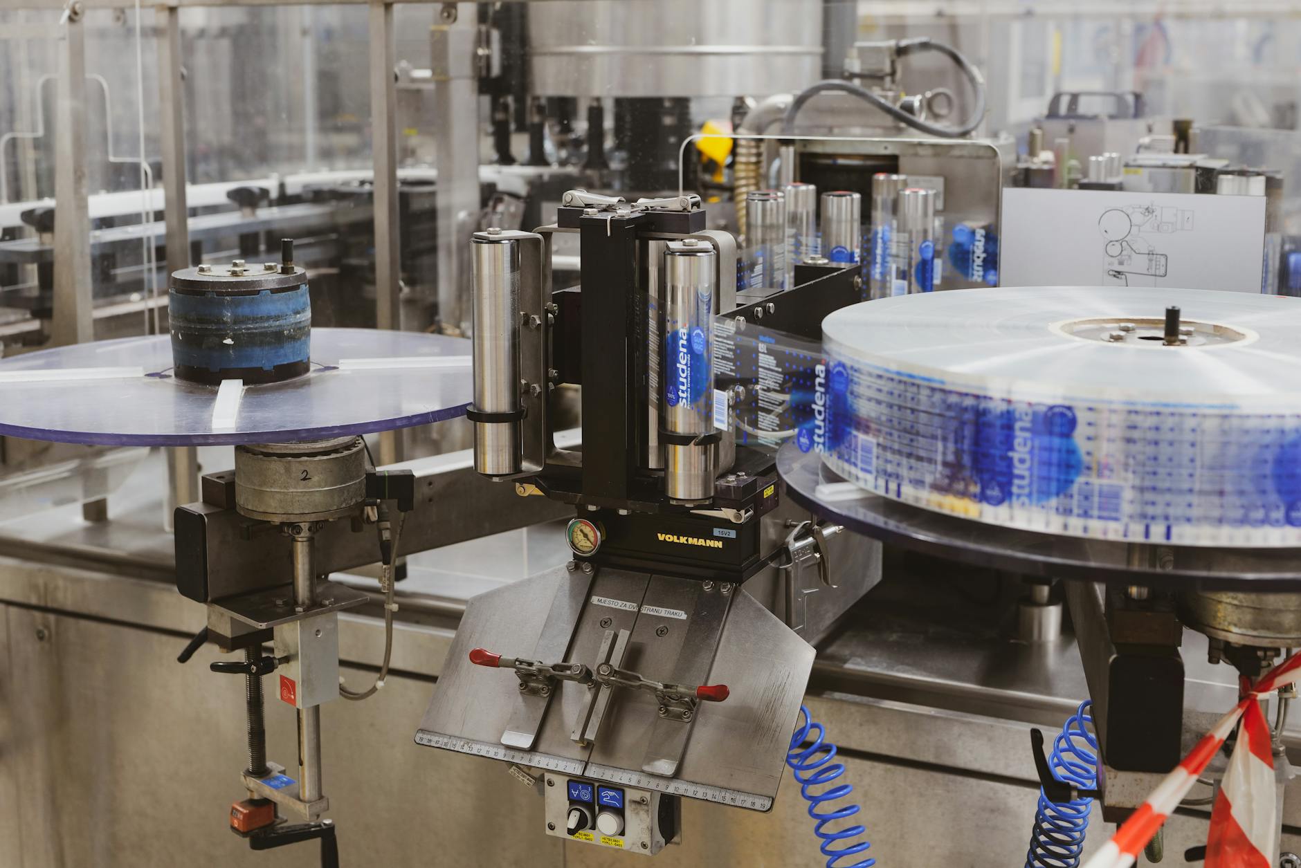 Jak wybrać odpowiednią etykieciarkę przemysłową do swojego zakładu?