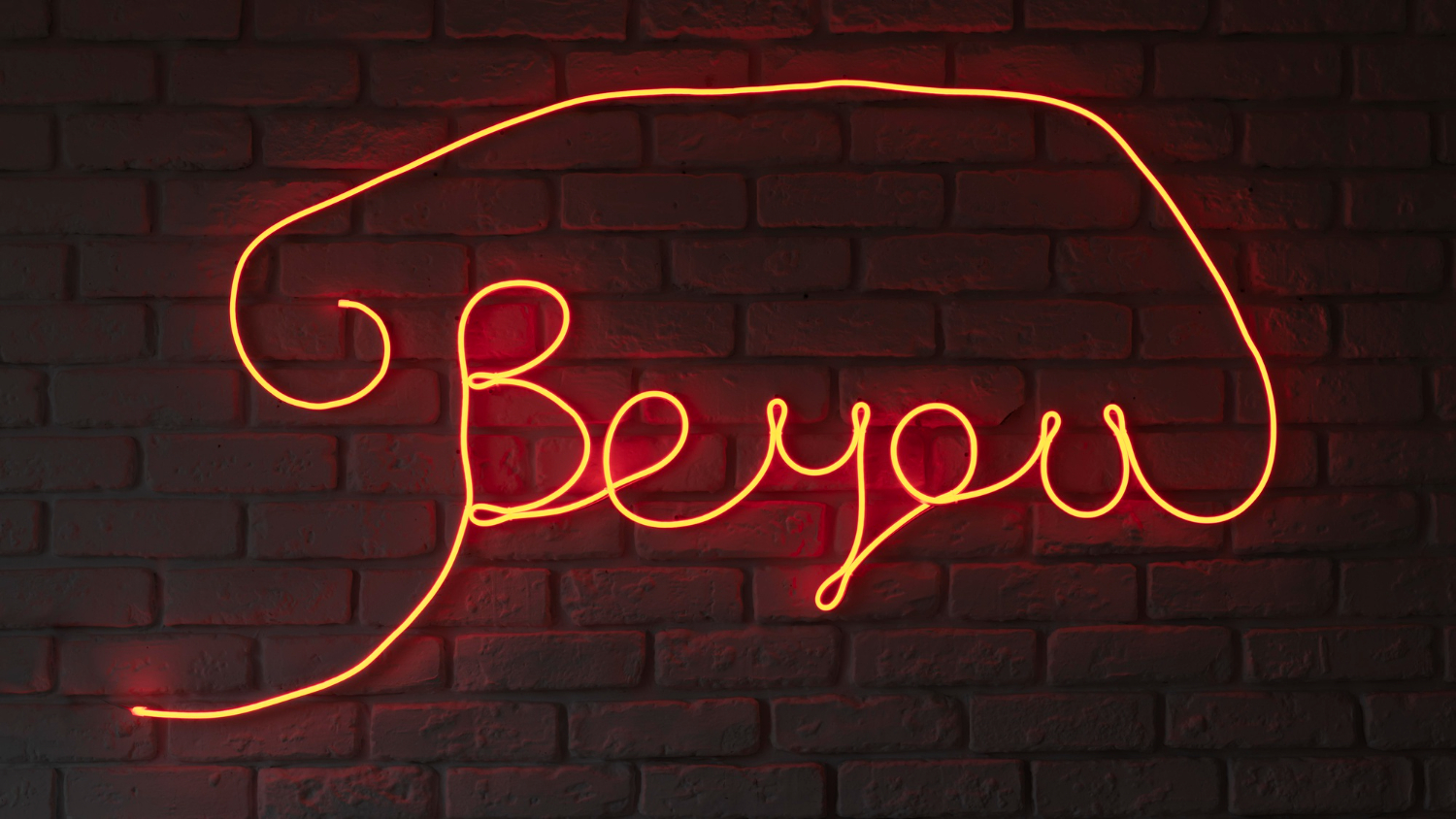 Jak neony na zamówienie łączą funkcję dekoracyjną i reklamową?