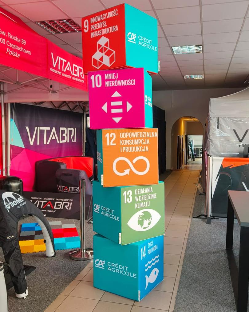 Kostki reklamowe jako element stoiska – jak przyciągnąć uwagę klientów