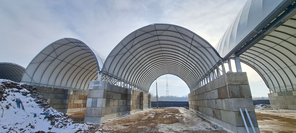 hale namiotowe posadowione na blokach betonowych